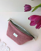 Sac banane bicolore rose ouvert, création artisanale au style doux et fonctionnel, détail intérieur en gros plan