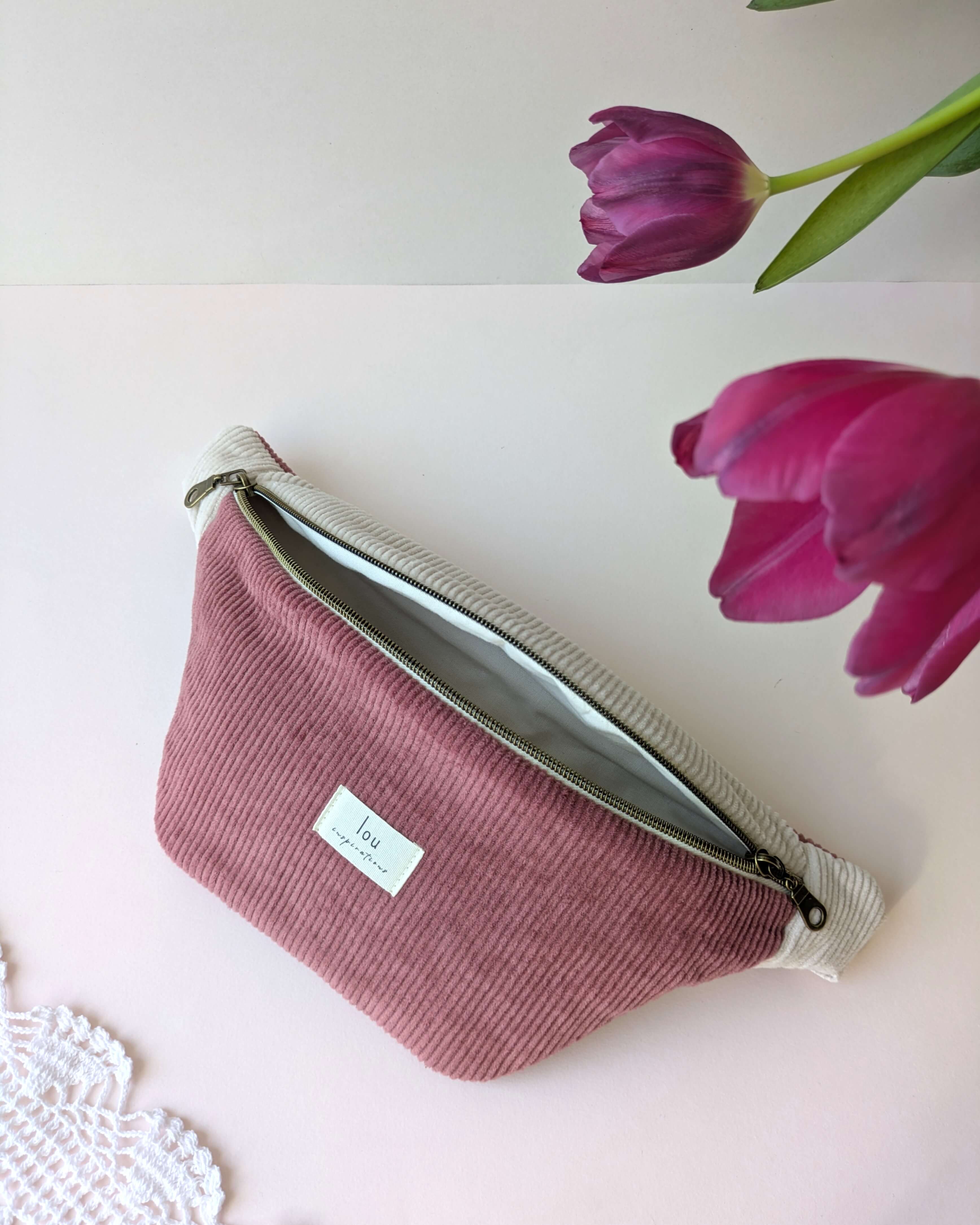 Sac banane bicolore rose ouvert, création artisanale au style doux et fonctionnel, détail intérieur en gros plan