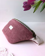 Sac banane bicolore rose, création artisanale au style doux et moderne, détail en gros plan