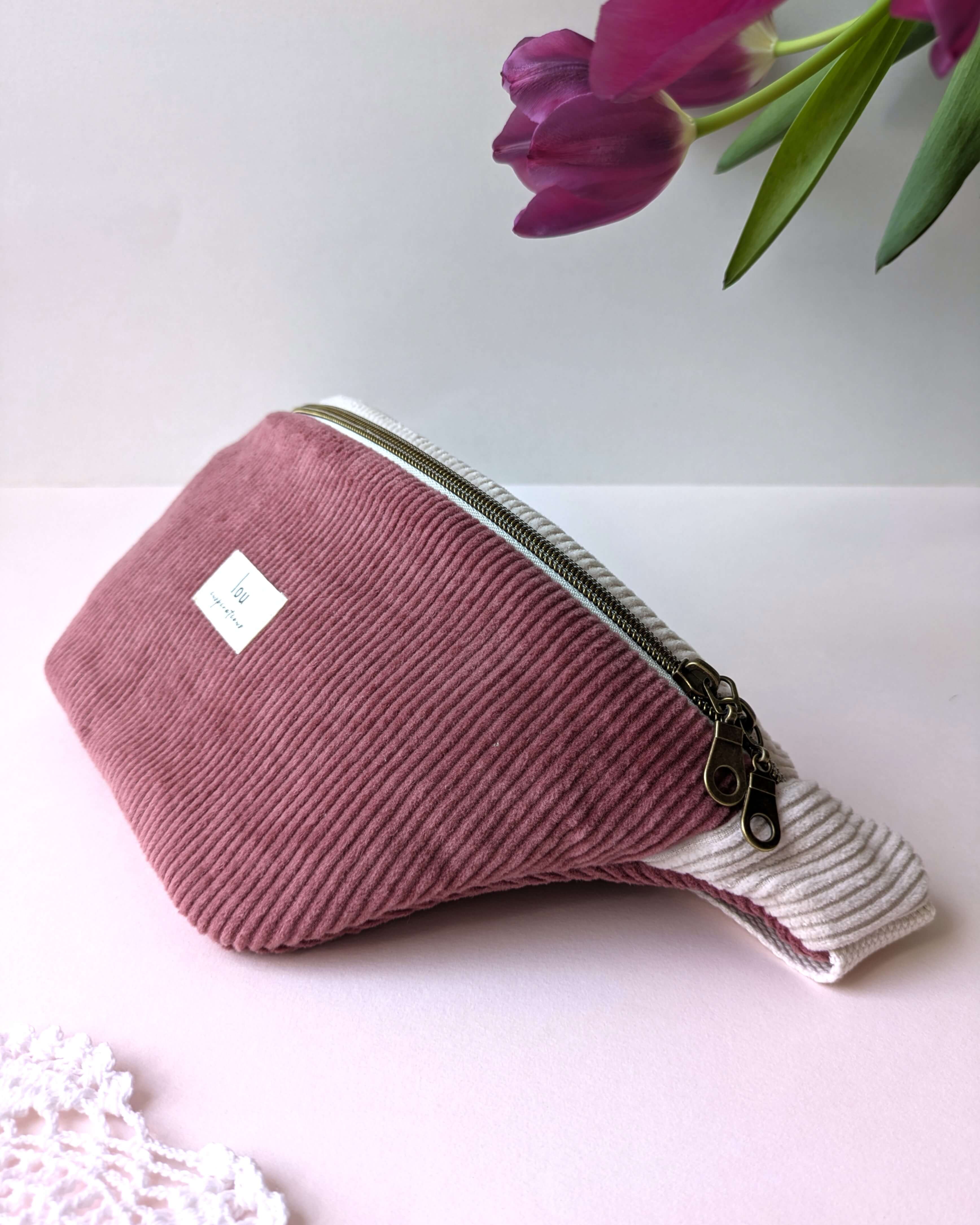 Sac banane bicolore rose, création artisanale au style doux et moderne, détail en gros plan