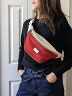 Sac banane artisanal rouge porté, design bicolore et confortable