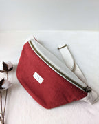 Sac banane bicolore couleur rouge, vue en gros plan sur les textures et finitions