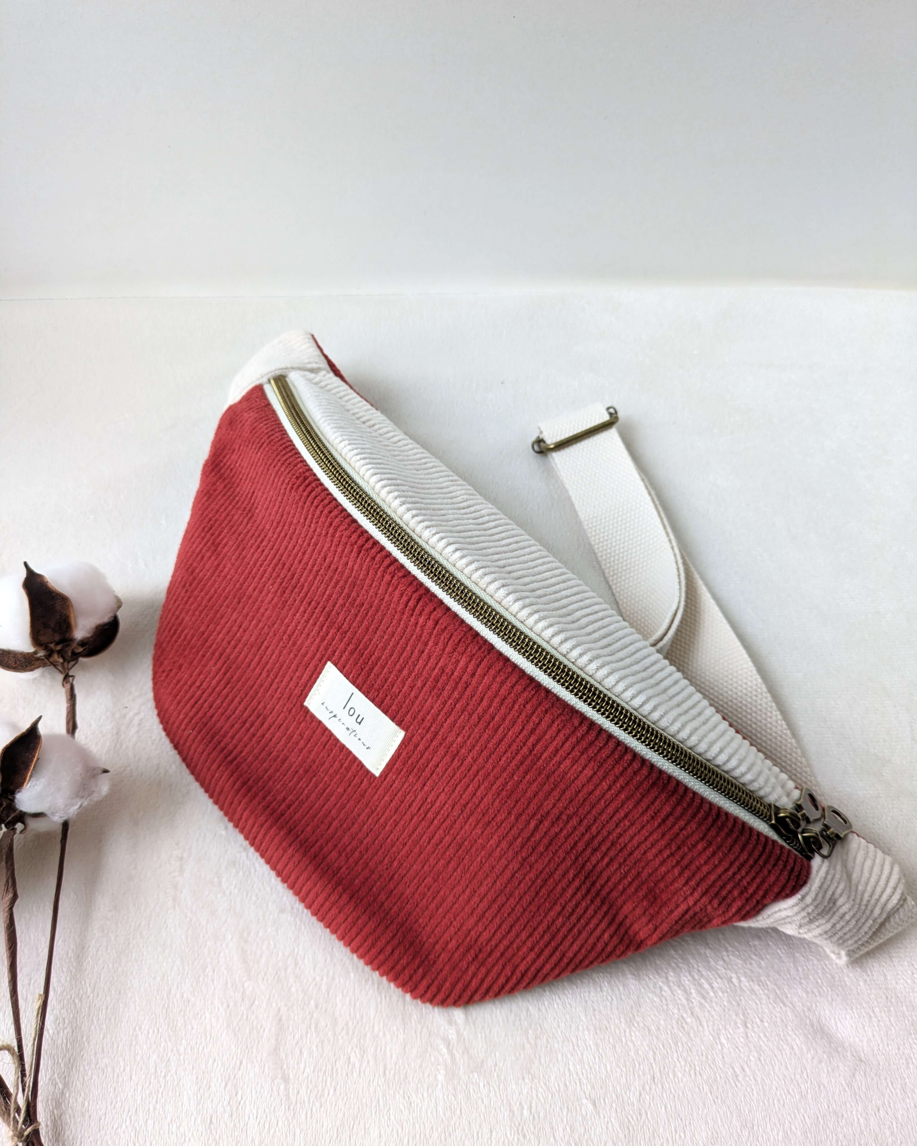 Sac banane bicolore couleur rouge, vue en gros plan sur les textures et finitions