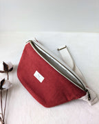 Sac banane artisanal rouge bicolore, détail rapproché sur les matières et la finitions