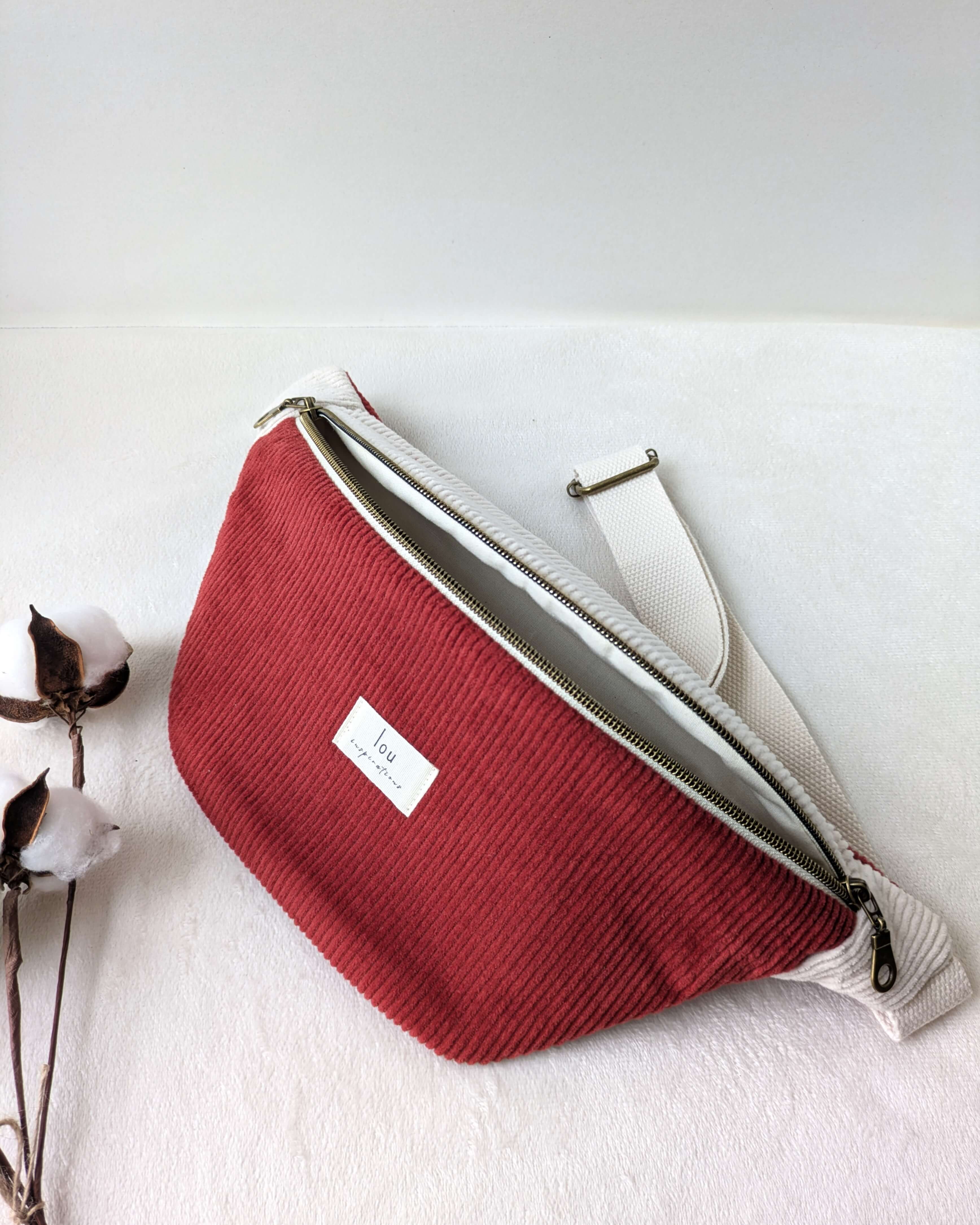 Sac banane artisanal rouge bicolore, détail rapproché sur les matières et la finitions