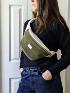 Sac banane bicolore vert porté, style artisanal et pratique au quotidien