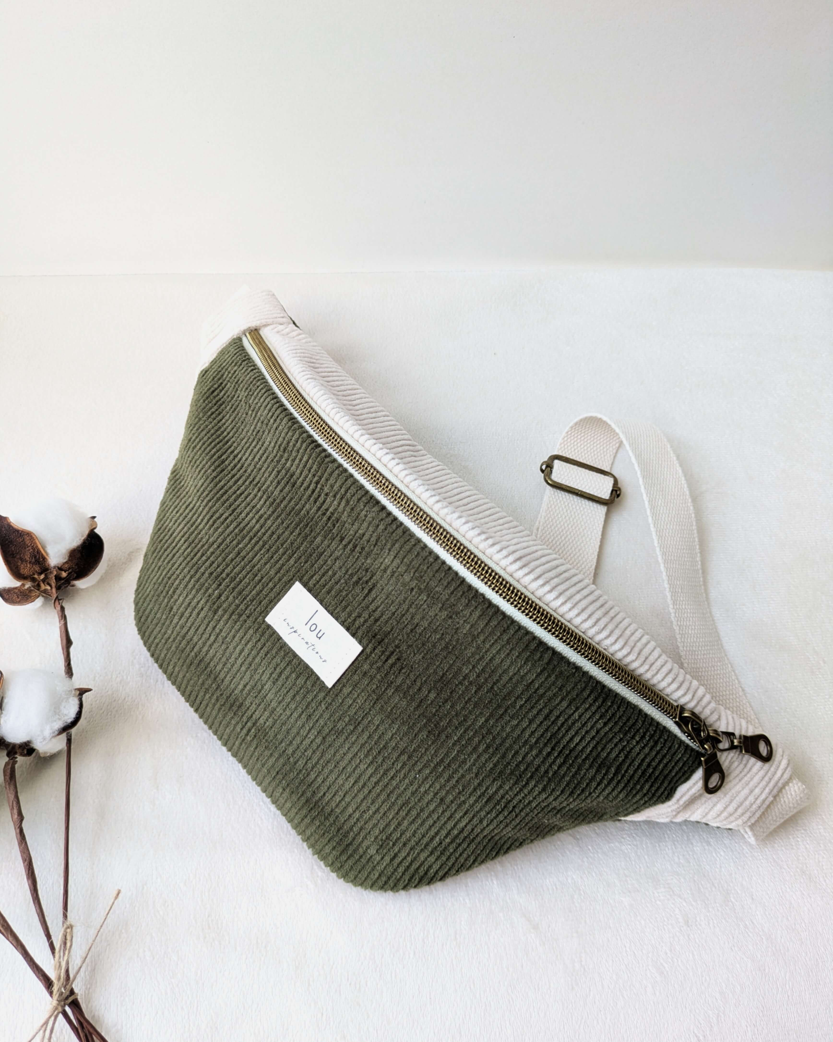 Sac banane vert bicolore, zoom sur la couture et les finitions du tissu