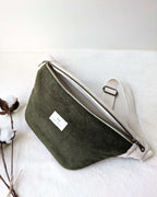 Sac banane bicolore vert, gros plan sur les détails et la texture artisanale