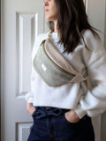 Sac banane bicolore vert sauge porté, création artisanale au style doux et fonctionnel, pensé pour le quotidien