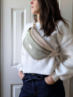 Sac banane bicolore vert sauge porté, création artisanale au style doux et fonctionnel, pensé pour le quotidien