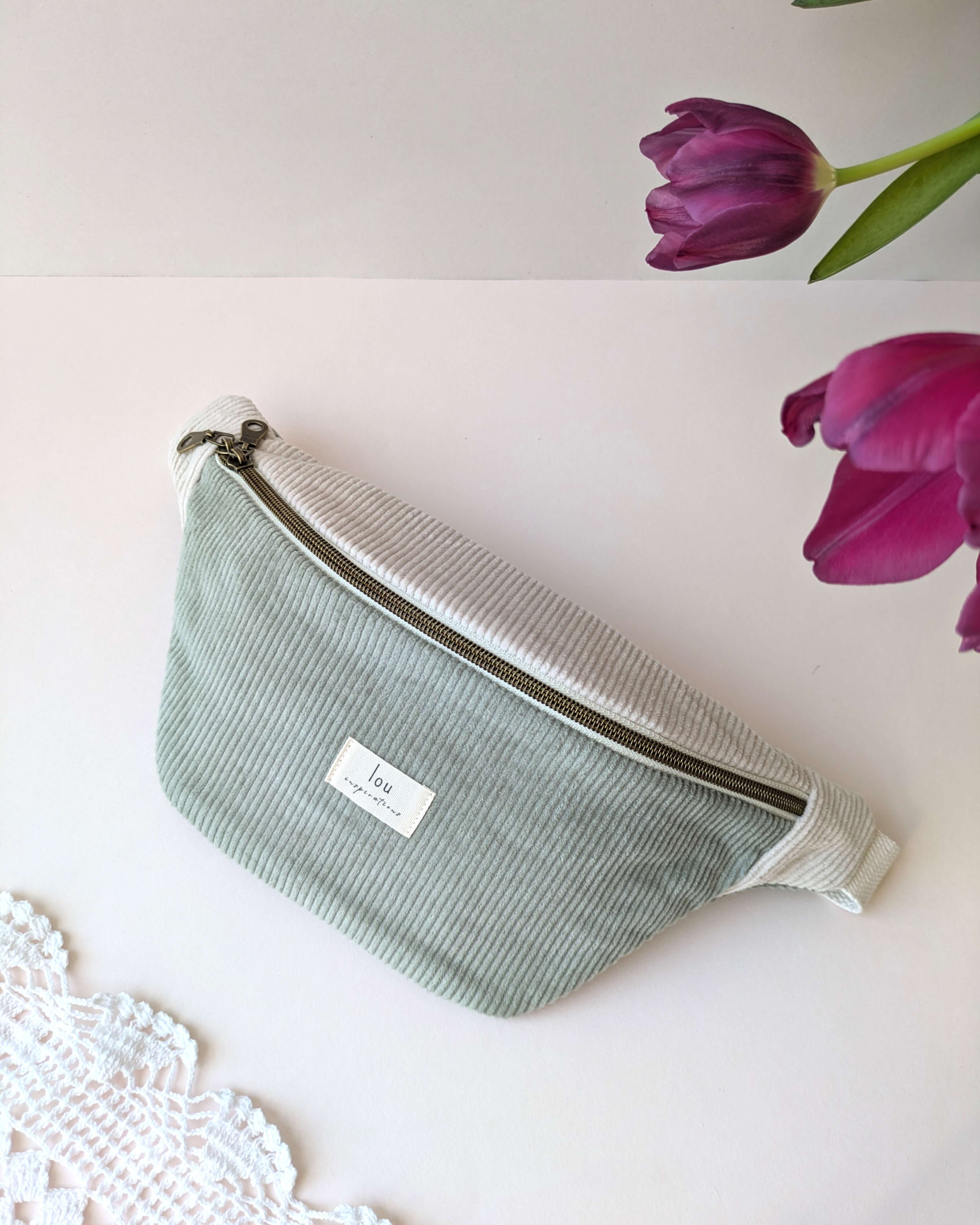 Sac banane bicolore vert sauge gros plan transversal sur les détails et la texture