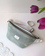 Sac banane vert sauge et beige bicolore, zoom sur la finition artisanale et la couture