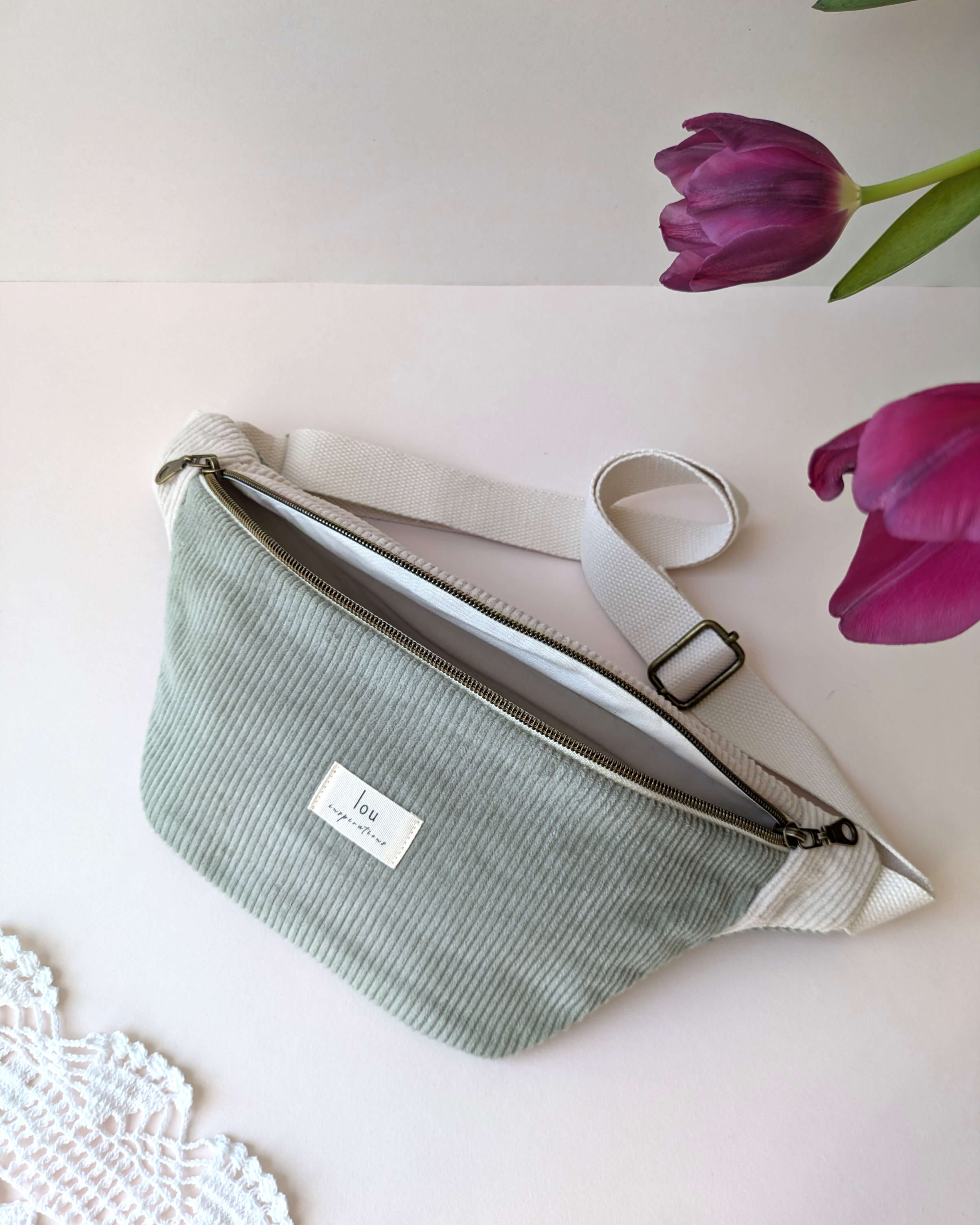 Sac banane vert sauge et beige bicolore, zoom sur la finition artisanale et la couture