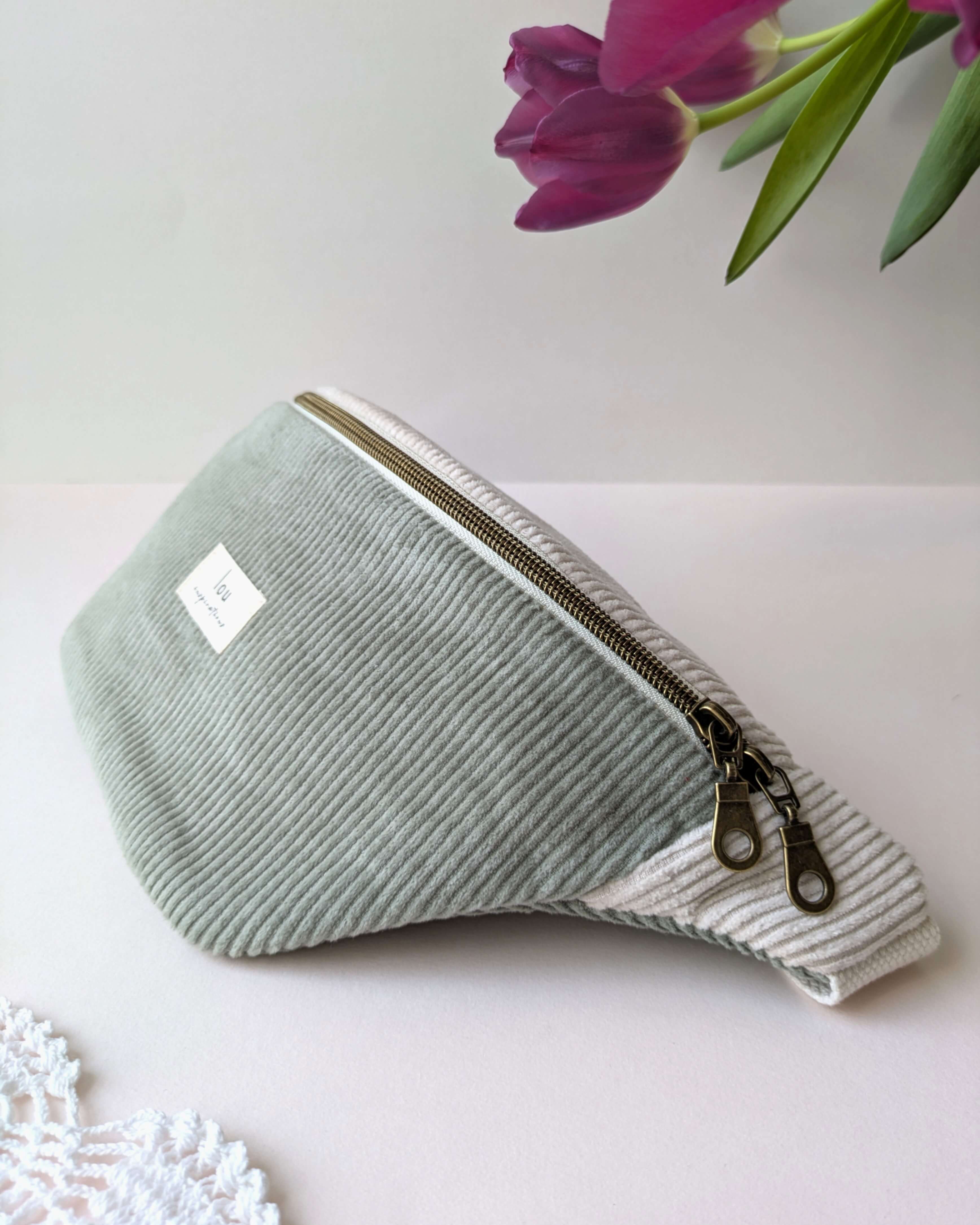 Sac banane vert sauge au design bicolore, détail rapproché en angle transversal