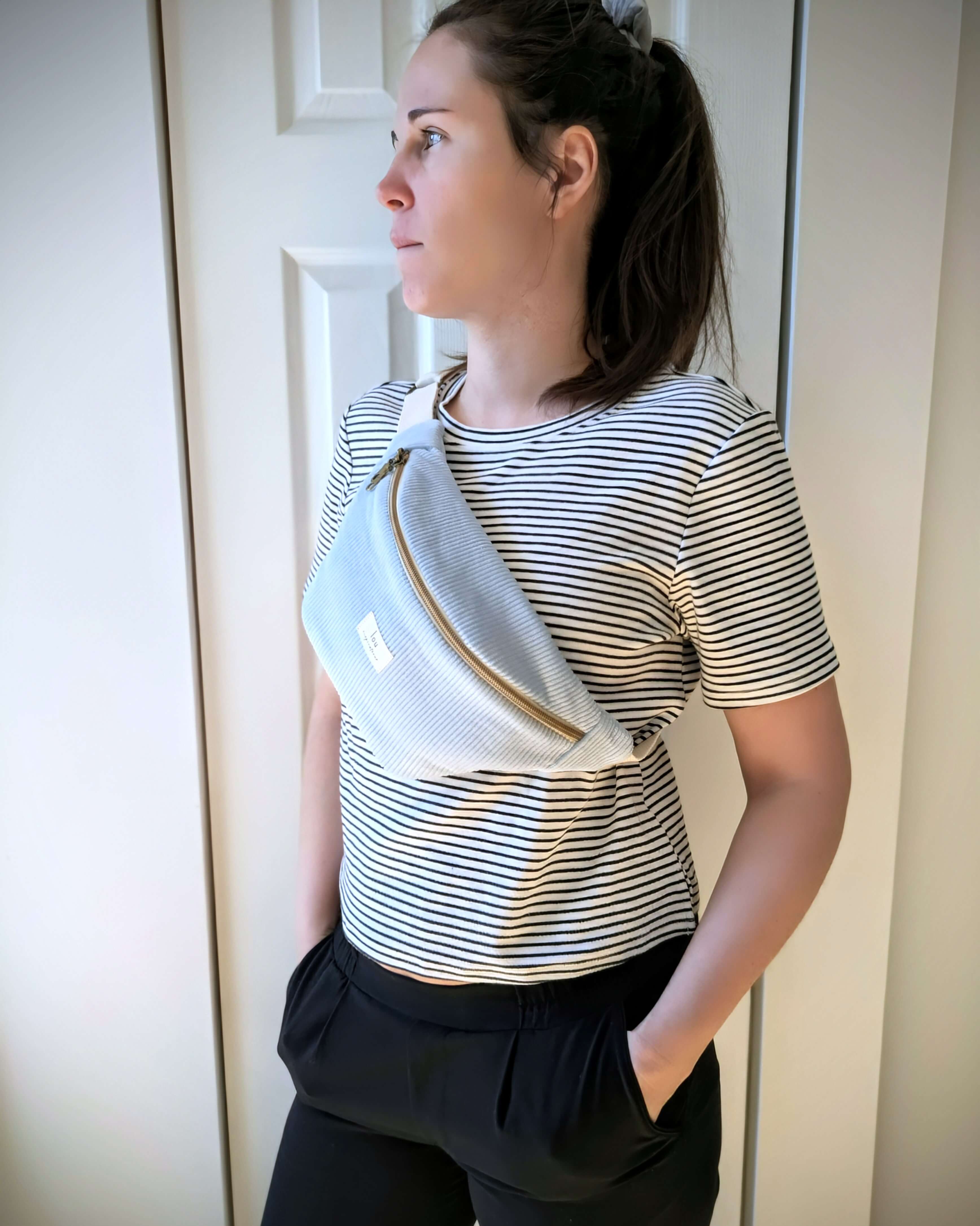 Sac banane bleu ciel porté en bandoulière pour le quotidien
