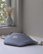 Vue de face du sac banane bleu ciel élégant et minimaliste