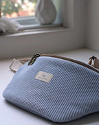 Sac banane bleu ciel en velours côtelé bio fabriqué artisanalement au Québec