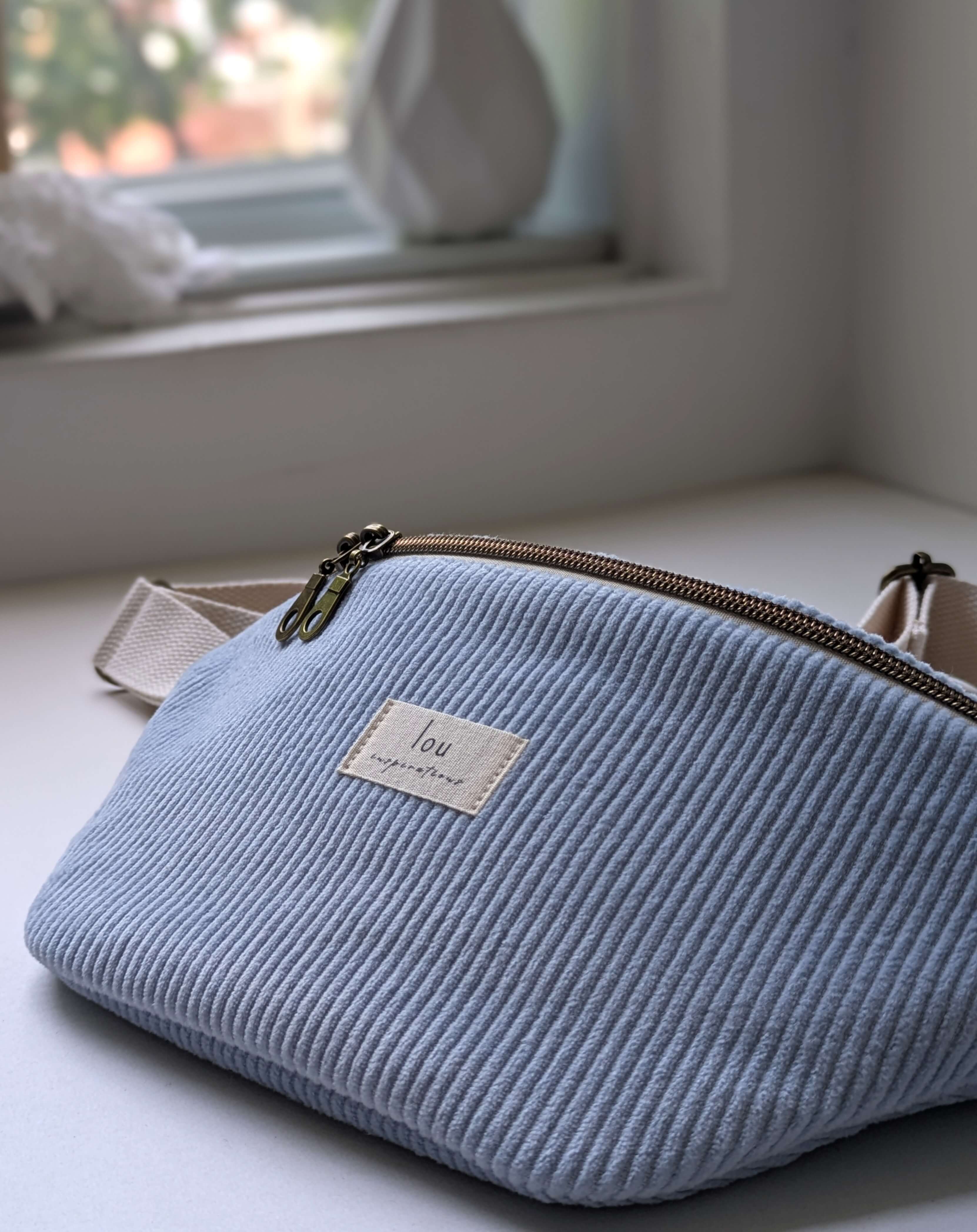 Sac banane bleu ciel en velours côtelé bio fabriqué artisanalement au Québec