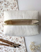 Trousse en tissu gaufré beige création artisanale compacte avec intérieur en coton, pensée pour le rangement du quotidien
