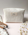 Trousse en tissu gaufré beige création artisanale compacte et pratique, pensée pour le rangement du quotidien