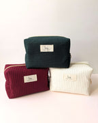 Ensemble de pochettes en tissu gaufré, création artisanale pensée pour les essentiels du quotidien, simple et fonctionnelle