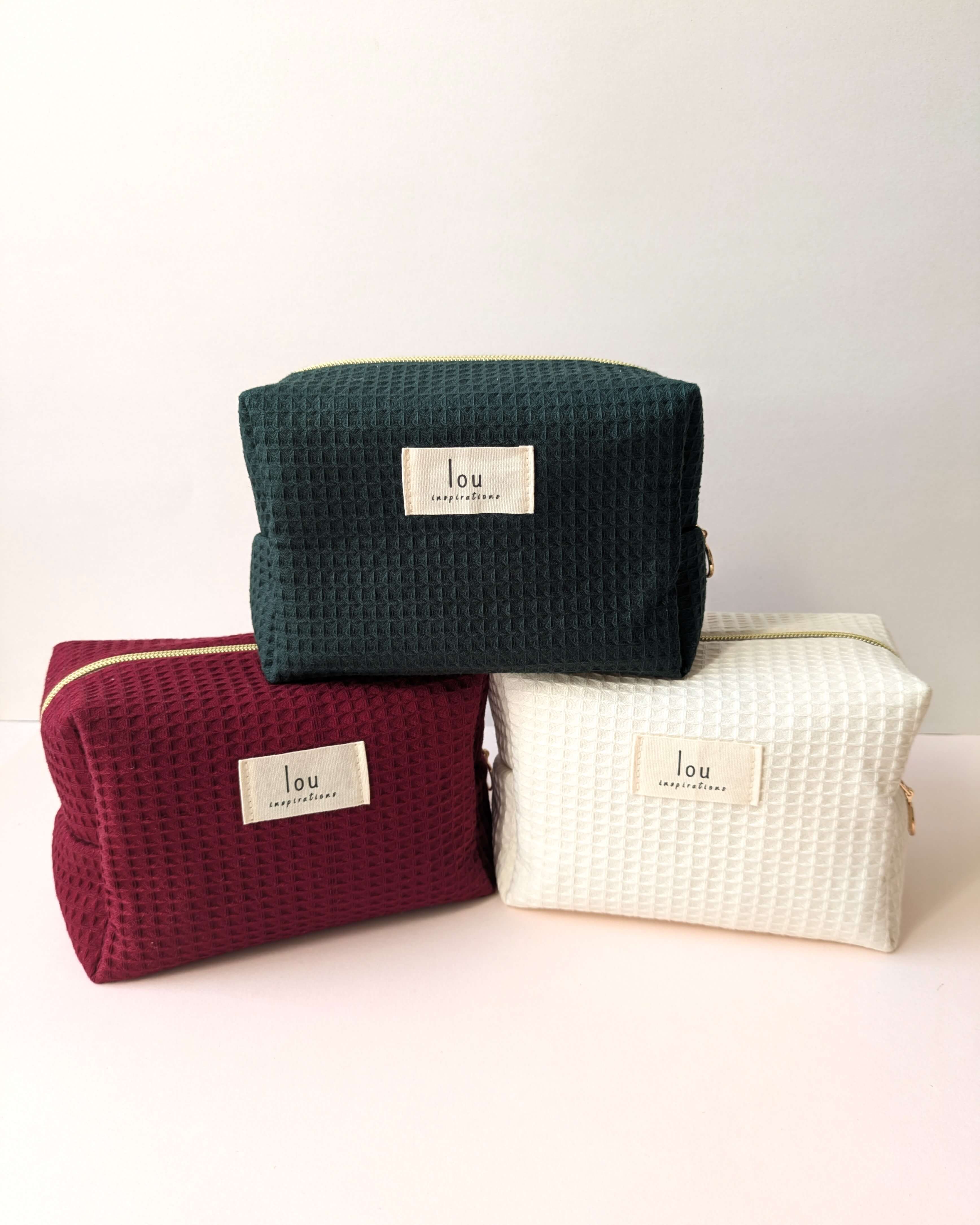 Ensemble de pochettes en tissu gaufré, création artisanale pensée pour les essentiels du quotidien, simple et fonctionnelle