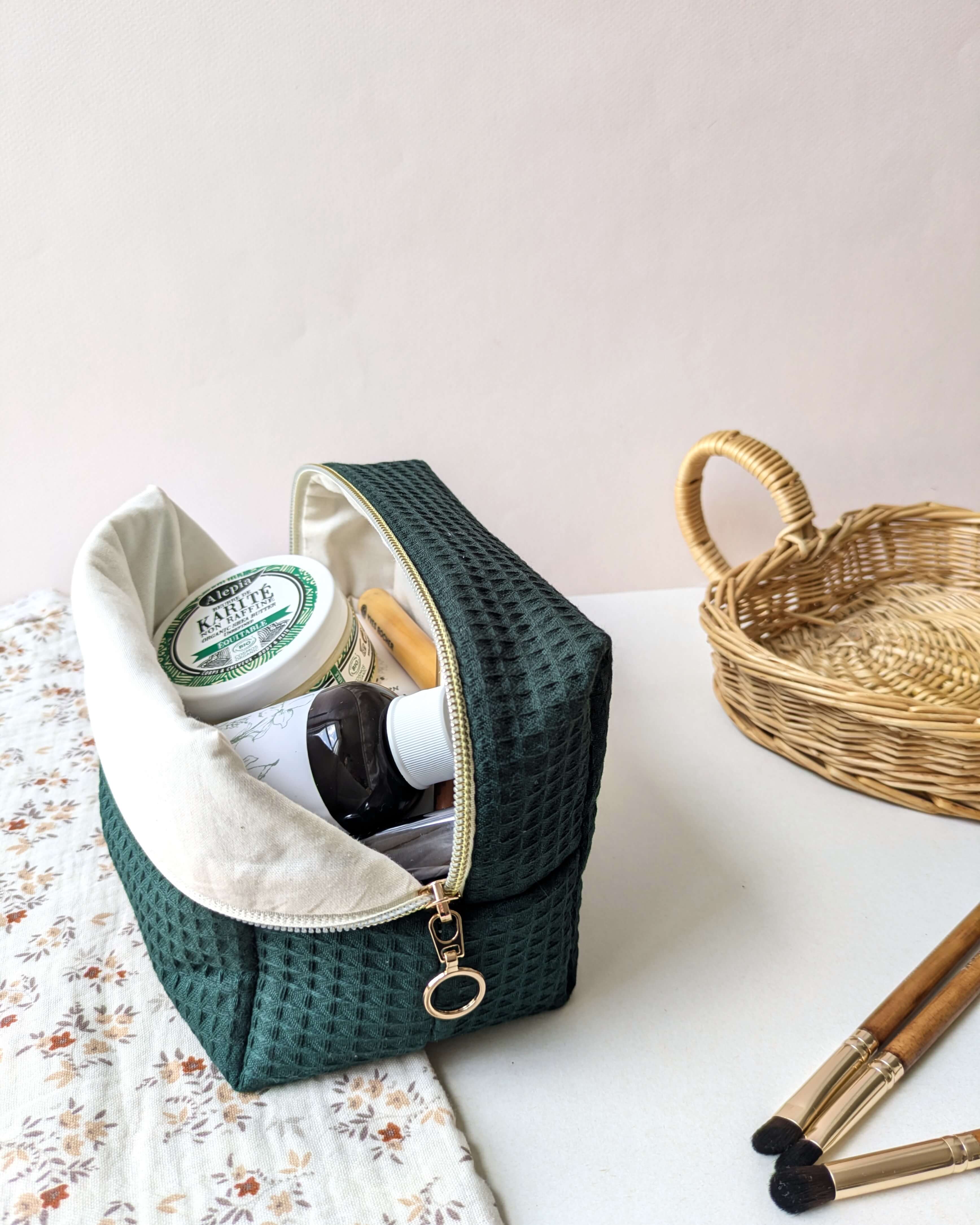 Pochettes artisanales en tissu texturé, idéal pour les essentiels du quotidien, élégante et pratique