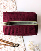 Trousse en tissu gaufré rouge, création artisanale compacte avec intérieur en coton, pensée pour le rangement du quotidien