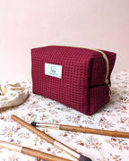 Trousse en tissu gaufré rouge, création artisanale compacte et pratique, pensée pour le rangement du quotidien