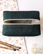 Trousse en tissu gaufré vert, création artisanale compacte avec intérieur en coton, pensée pour le rangement du quotidien