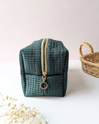 Trousse en tissu gaufré vert, création artisanale compacte avec zip doré résistant, pensée pour le quotidien
