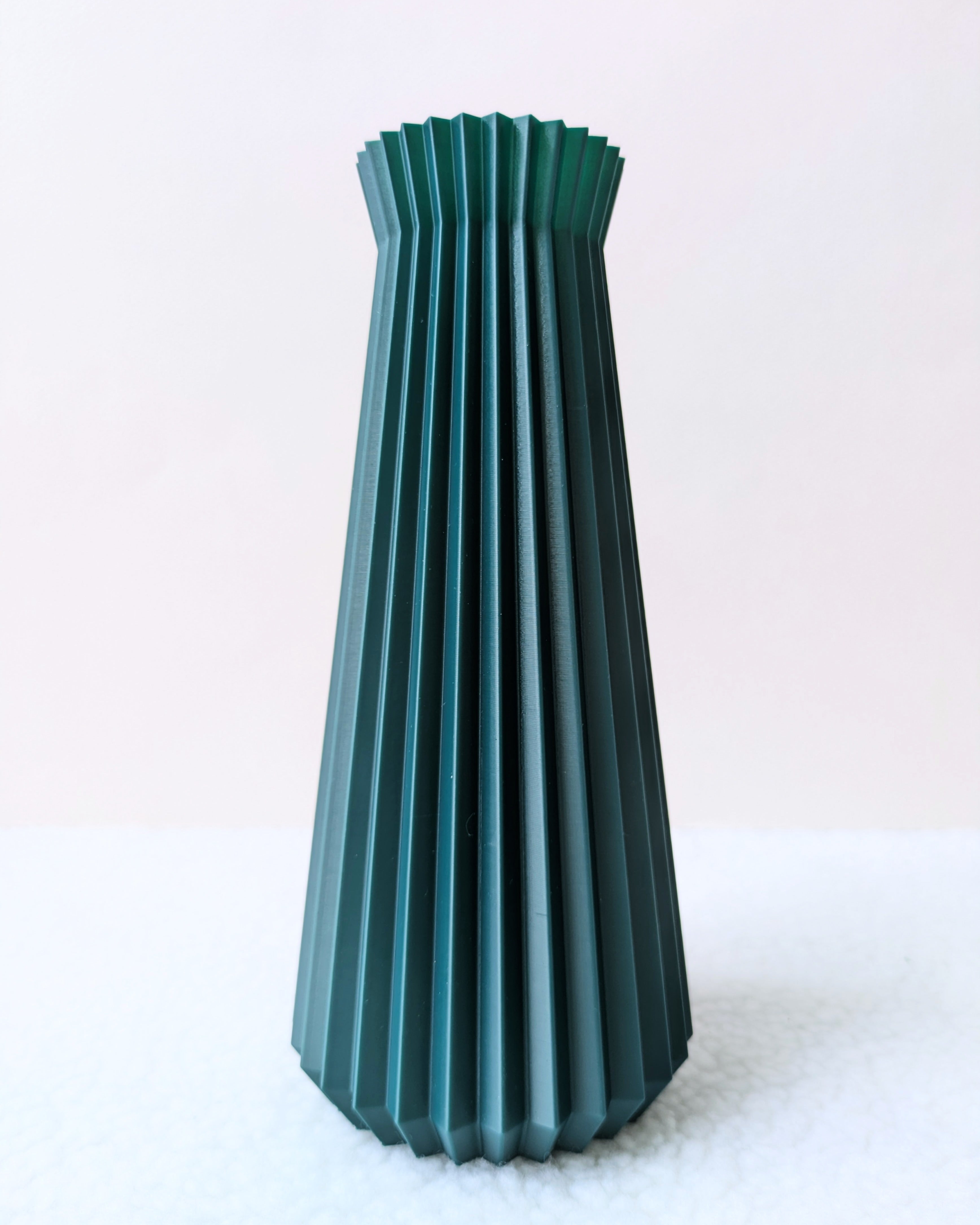 Vase vert émeraude écoresponsable au design élégant et minimaliste