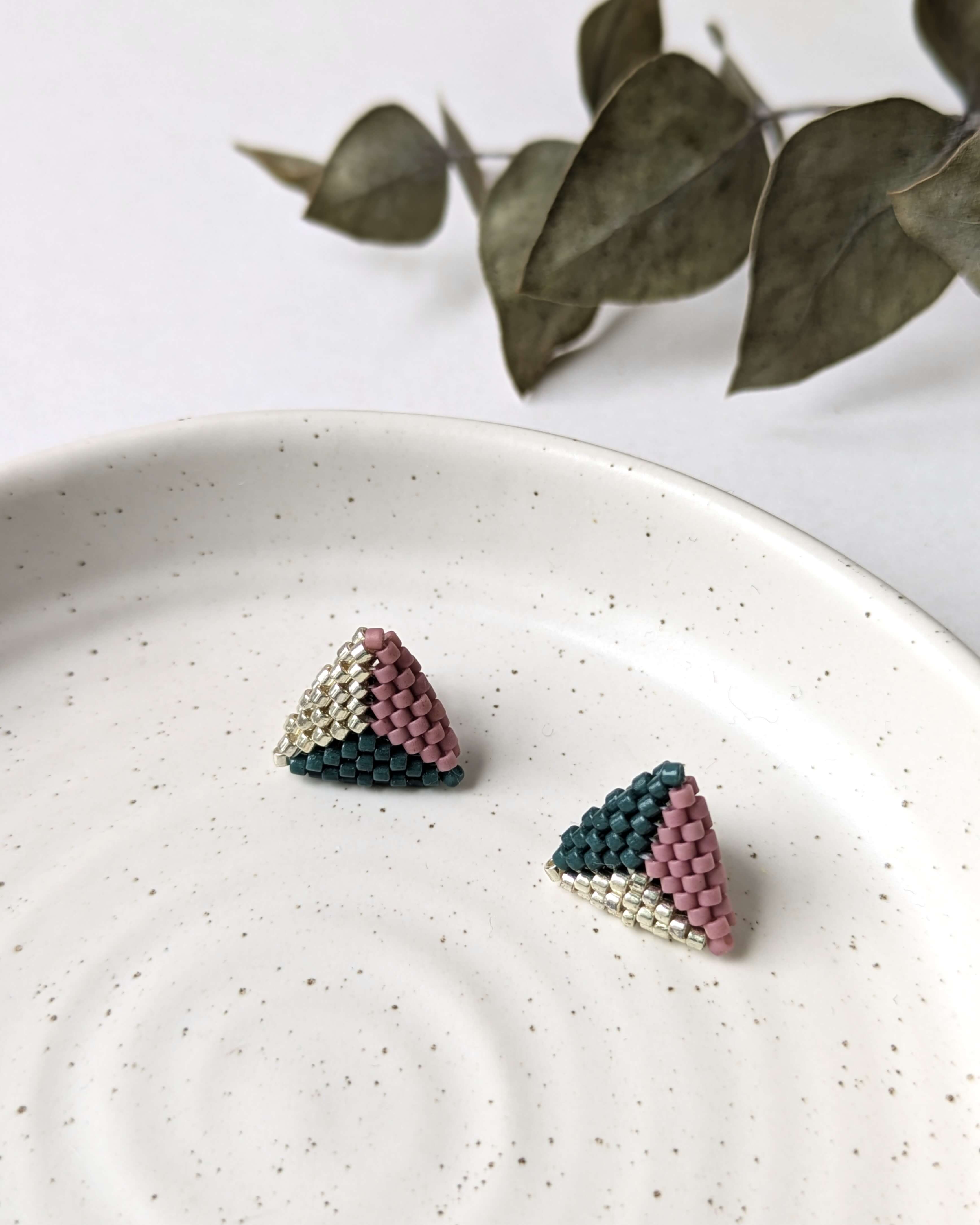 Boucles d’oreilles bohèmes triangles en perles de verre japonaises tissées à la main au Québec