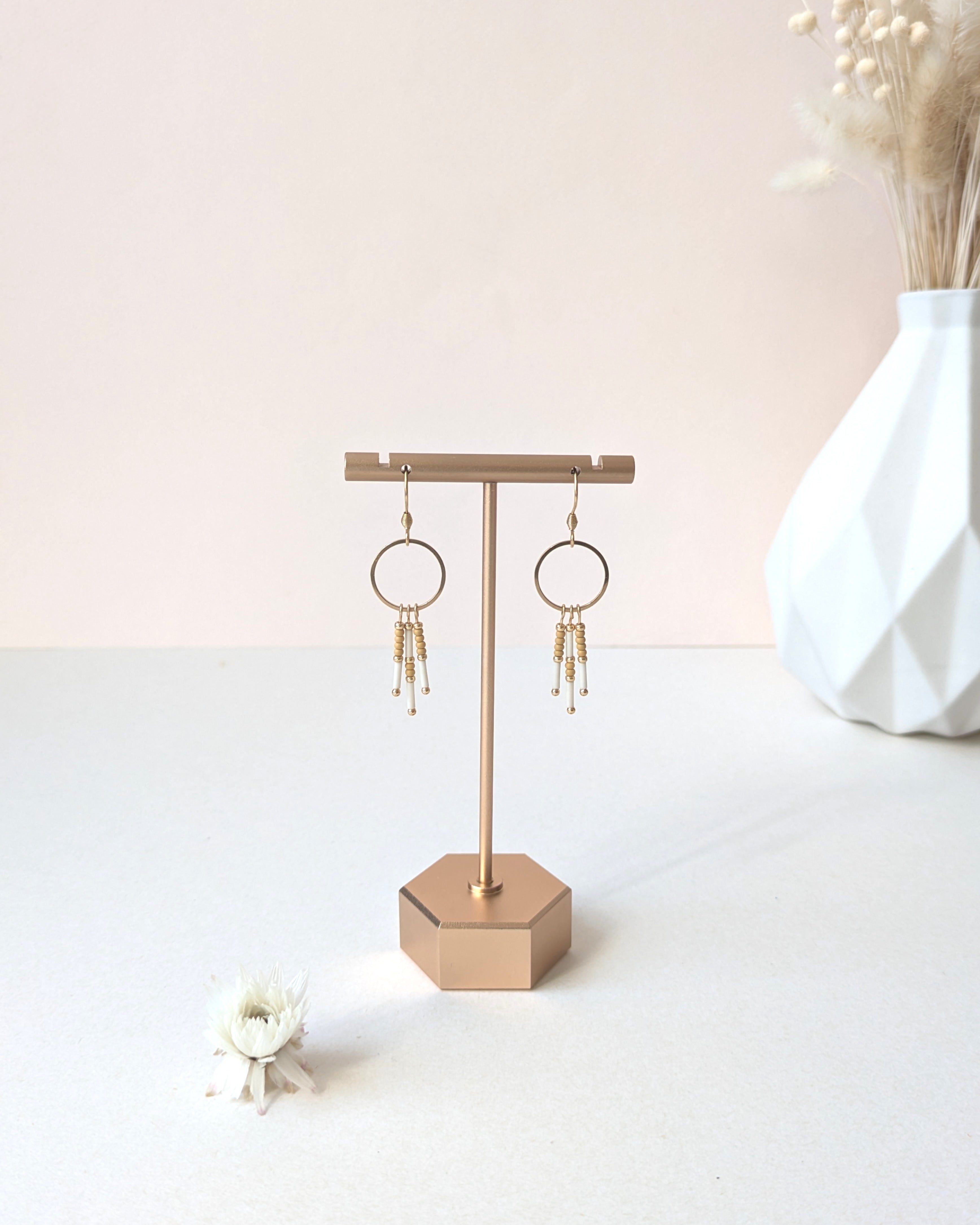 Boucles d’oreilles bohème minimalistes avec perles tissées, design léger et naturel fait main au Québec
