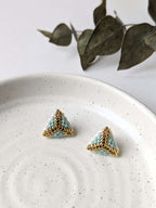 Boucles d’oreilles artisanales en perles de verre japonaises, tissage délicat captant la lumière naturelle