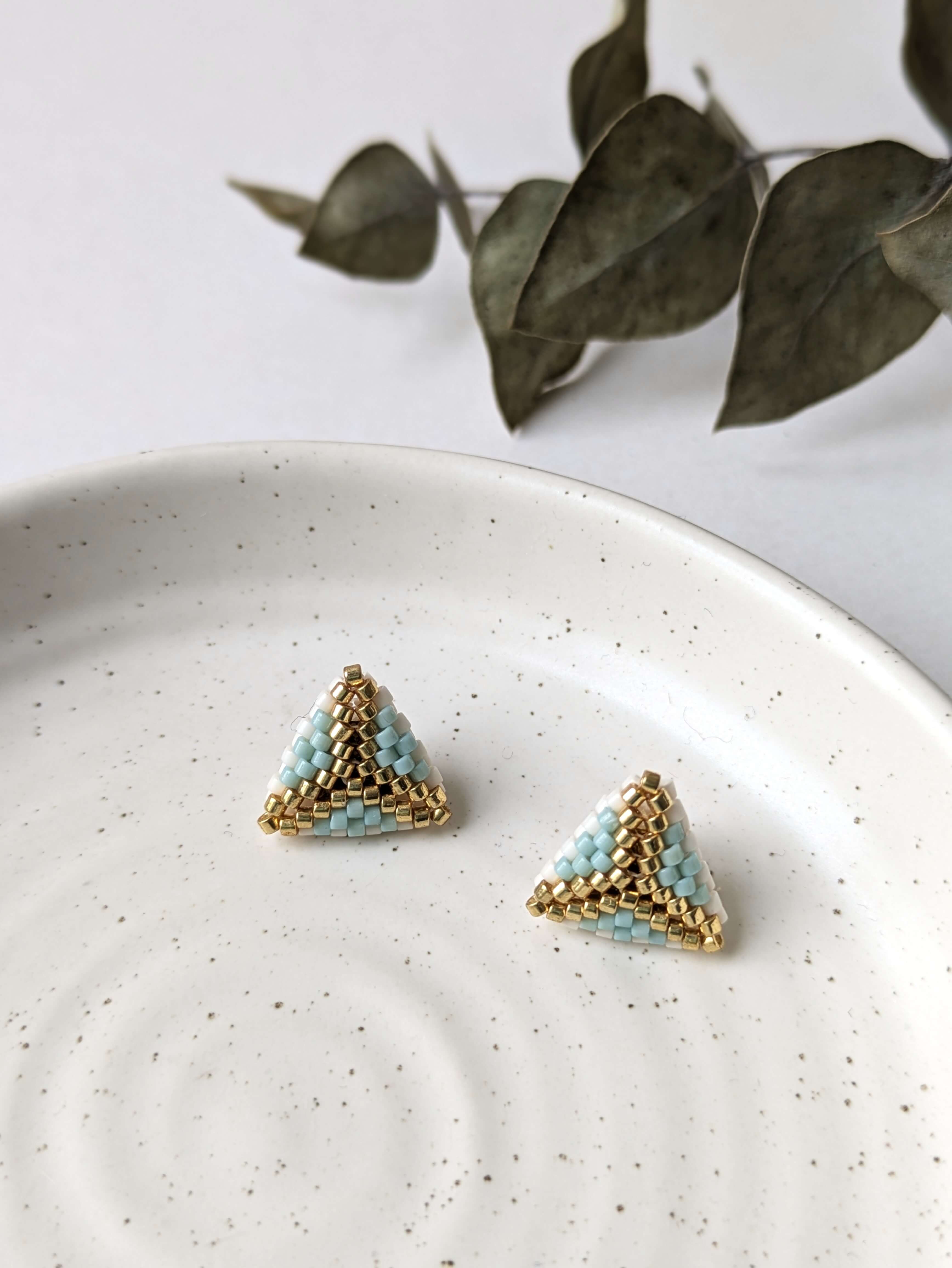 Boucles d’oreilles artisanales en perles de verre japonaises, tissage délicat captant la lumière naturelle