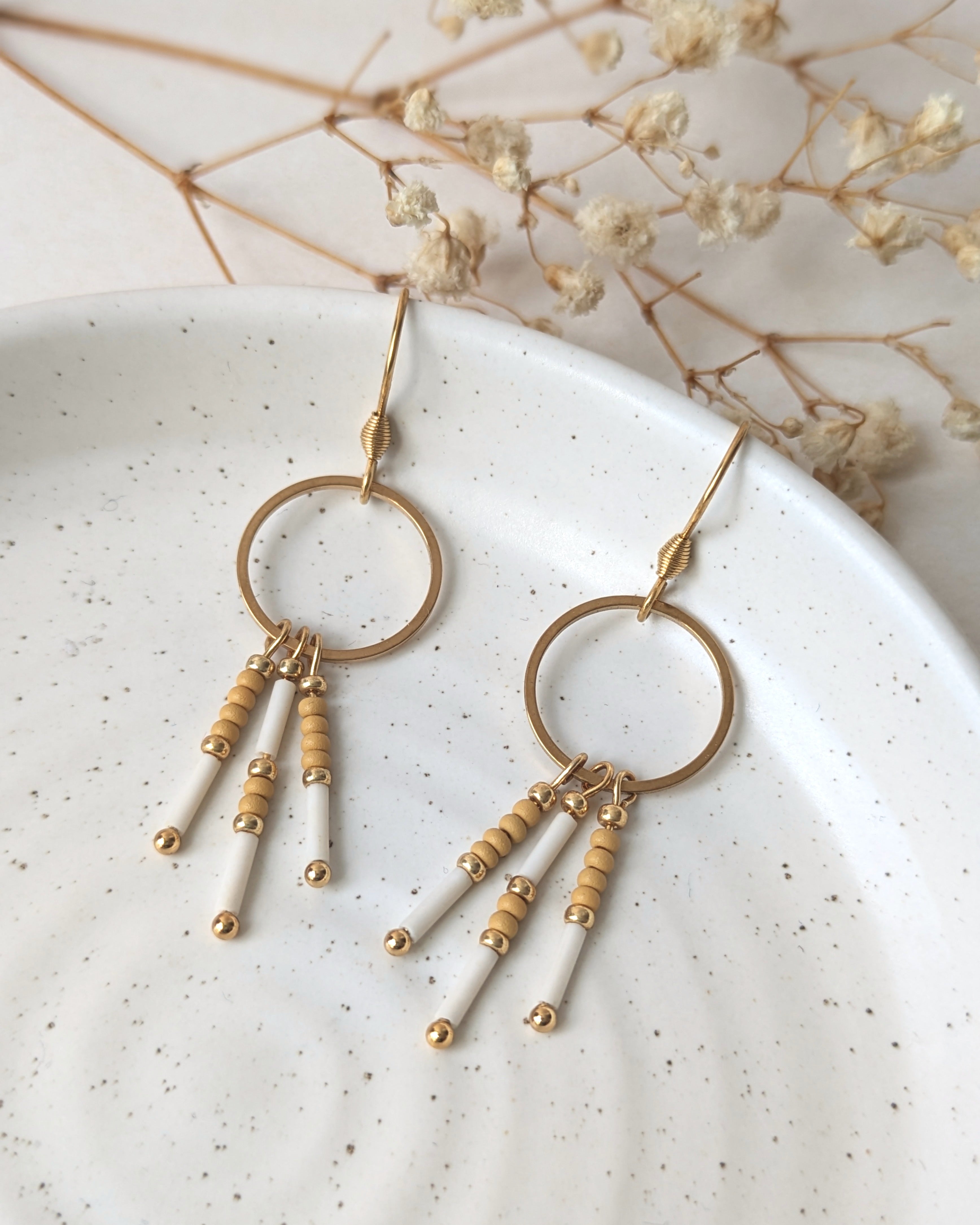 Boucles d’oreilles bohèmes pour femme avec perles tissées, style minimaliste et élégant Lou Inspirations