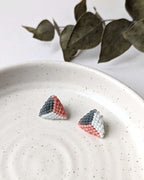 Détail du tissage de perles japonaises sur des boucles d’oreilles bohèmes faites à la main