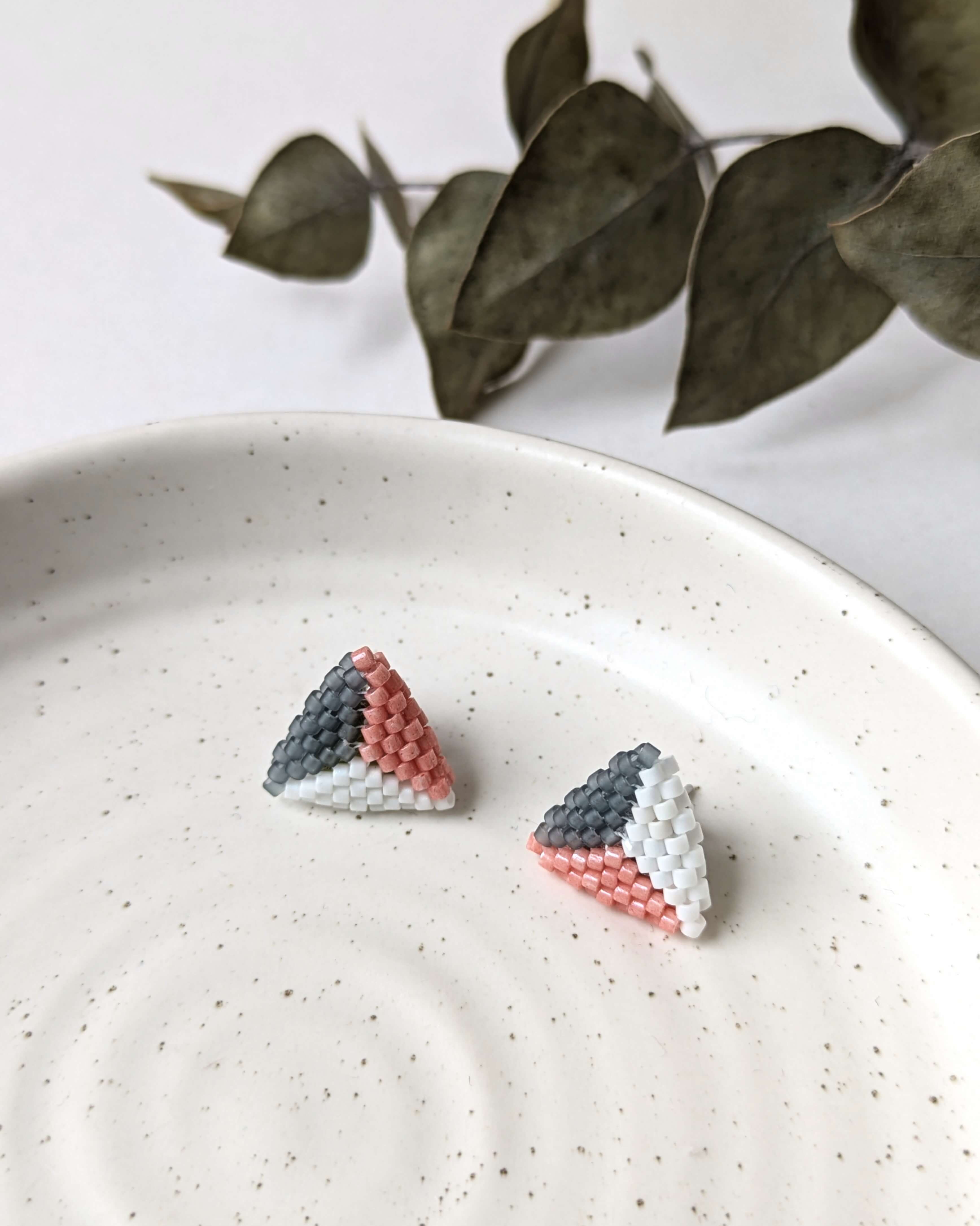 Détail du tissage de perles japonaises sur des boucles d’oreilles bohèmes faites à la main